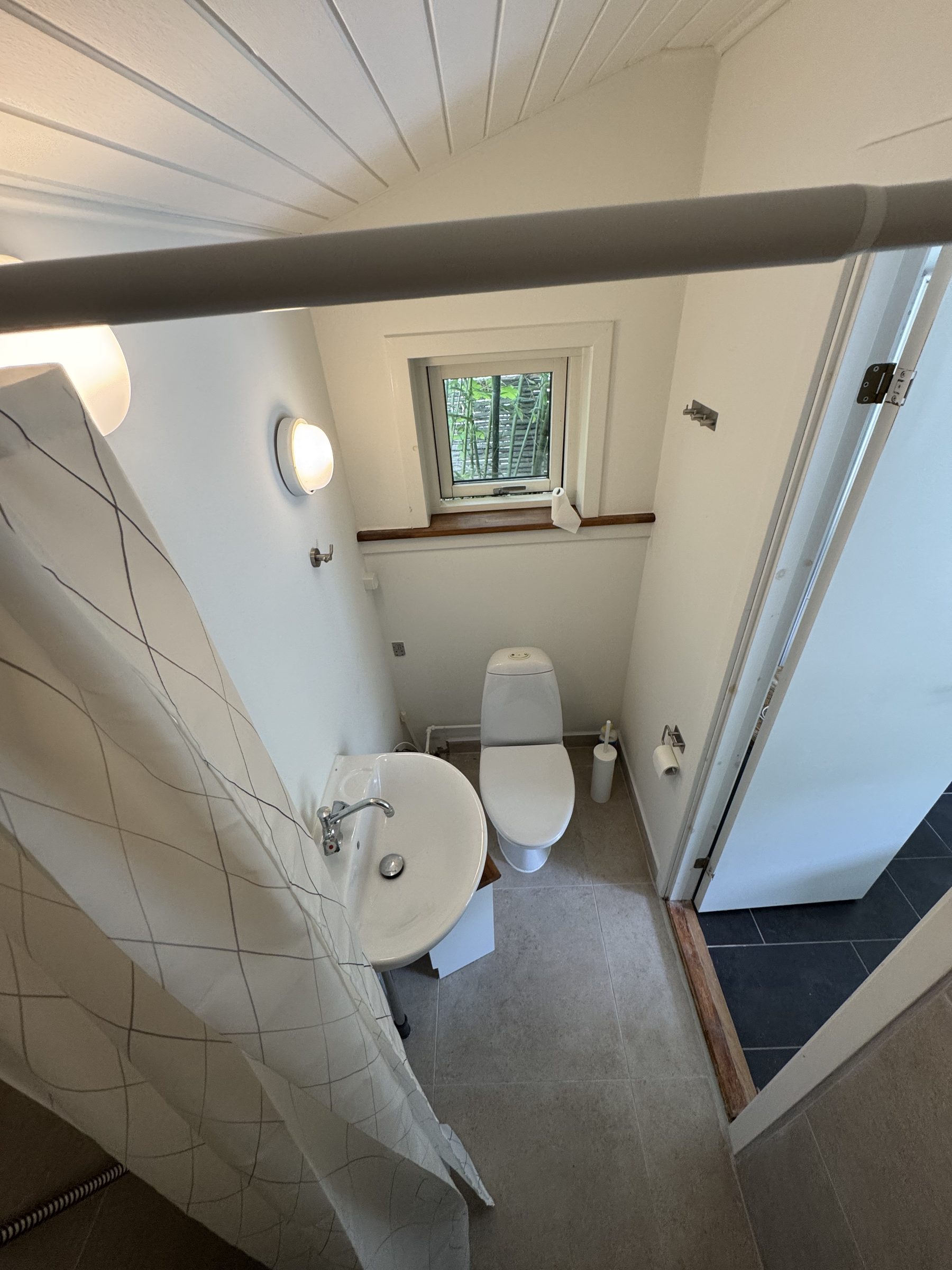 Færdigt toilet med nye fliser og sanitet